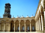 Patio interno con el reloj de Luis Felipe de Francia