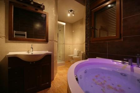 Un jacuzzi par dos personas ¿Qué mas puedes pedir?, UNA CASA RURAL ROMANTICA CON MUCHO ENCANTO 3