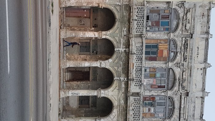 Edificio Paseo del Malecón. Ni un cristal en la planta alta, maderas. Obsérvese que está habitado ampliando la foto., Cuba y sus fantásticos cubanos 0