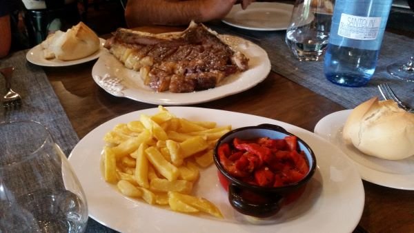 Chuletón de vaca con pimientos asados y patatas, Restaurante Villa Lucía, Laguardia - Rioja Alavesa 0