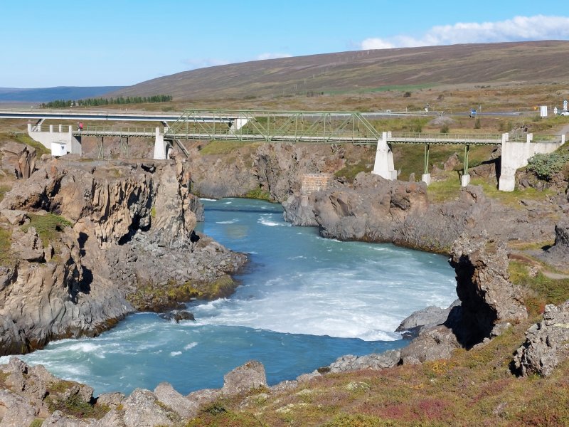 Puente sobre el río Skjálfandafljót y rápidos cerca de Godafoss, Godafoss: la cascada de los dioses - Norte de Islandia 0