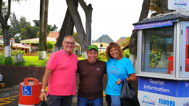 Una fotos con César y Raúl, Agencias de Guatemala 1