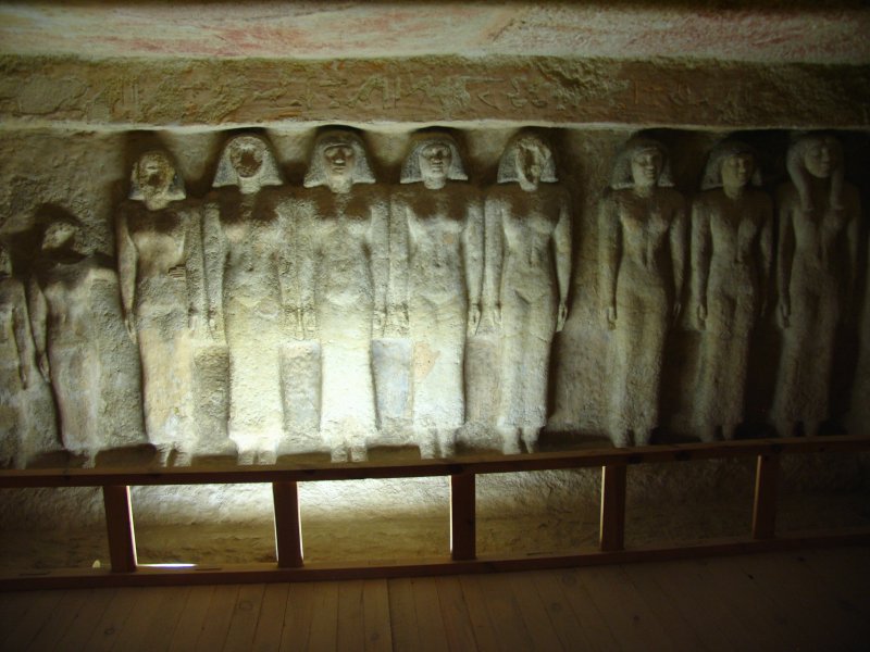 Estatuas talladas en la propia roca de la Mastaba de Merensakh III, TUMBAS EN EGIPTO.- MASTABAS, PIRÁMIDES E HIPÓGEOS 2