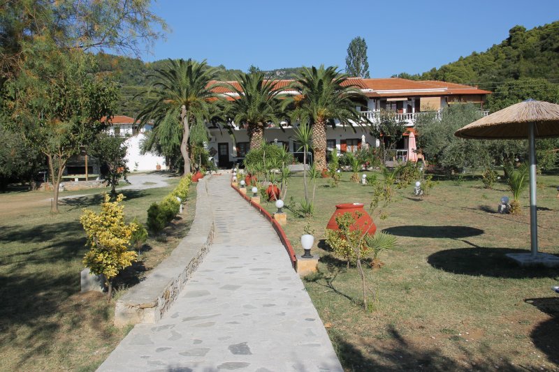 Vista de los apartamentos desde la playa de Panormos, Islas Esporadas: Skiathos, Skopelos, Alonisos Playas -Grecia