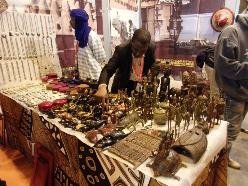 Artesania en madera y bronce en el stand de Mali, Compras en FITUR 0, FITUR - Feria Internacional del Turismo - Madrid