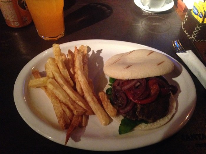 Hamburguesa de cordero, Comer en El Calafate: restaurantes - Santa Cruz, Argentina 2