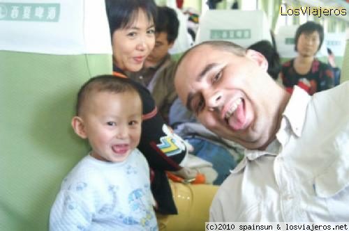 Tonteando con un niño
Haciendo el idiota en el tren de Pekín a Datong. Entreteniendo al niño.
