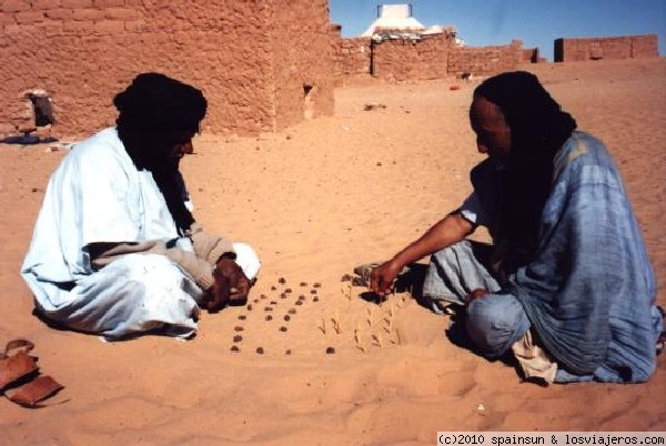 Abuelos Saharauis - Tindouf
Abuelos saharauis jugando en la arena. Los viejos y orgullosos guerreros que cuentan historias de su infancia, de la colonia española, la guerra con Marruecos y el exilio en Argelia.
