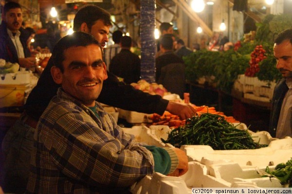 Mercado Nocturno - Amman
un mercado nocturno en la capital de Jordania. Llama la atencion la casi total ausencia de mujeres en el mercado.
