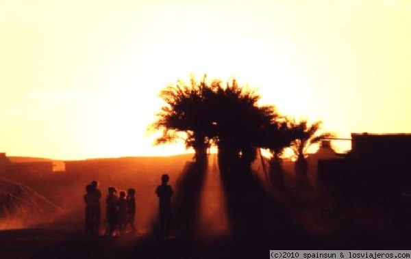 Niños jugando - Campamentos de Refugiados de Tindouf
Miles de niños juegan y dan alegría a estos campamentos de refugiados saharauis. Foto al atardecer a contraluz.
