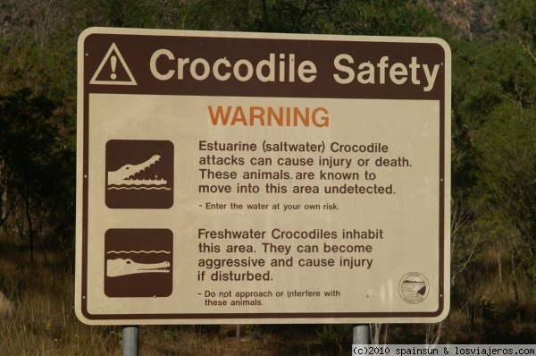 Señal de Peligro Cocodrilos
Los cocodrilos son abundantes en ríos, lagos y estuarios de Australia. Hay dos clases de cocodrilo, el de agua dulce y el de agua salada. Es este ultimo el mas peligroso y agresivo.
