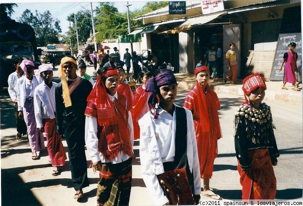 Trajes típicos de Birmania
Birmanos ataviados con trajes típicos en una fiestas local.
