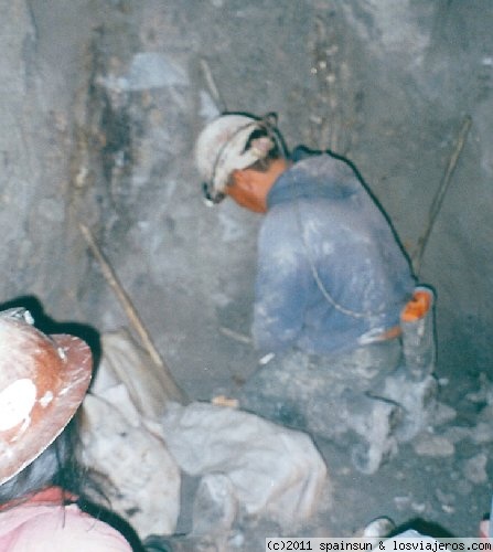 Mineros en Cerro Rico - Potosi
Mineros trabajando en la mina de plata de Cerro Rico, Potosi.
