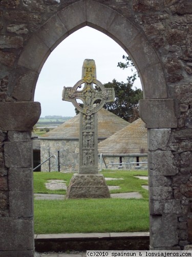 Clonmacnoise
Cruz de Clonmacnoise. Clonmacnoise es una abadía y conjunto monástico, fundado por San Ciarán en el año 545 y situado a orillas del Río Shannon, en el Condado de Offaly.
