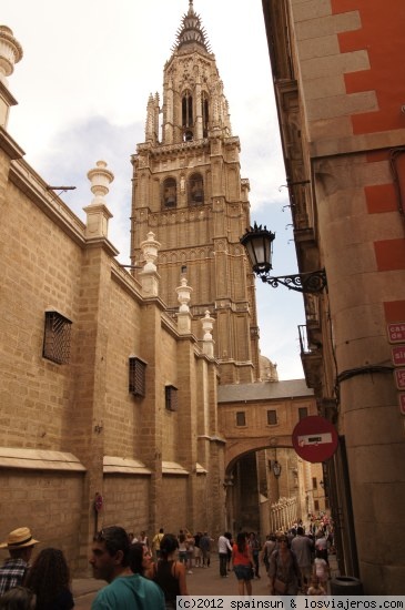 Torre de la Campana de la Catedral de Toledo
La Torre de la Campana de la Catedral de Toledo mide 92 metros, de estilo gótico con influencia mudéjar. Se planificó una segunda torre, pero nunca se llegó a construir. Alberga la campana gorda y tiene unas vistas únicas sobre la ciudad..
