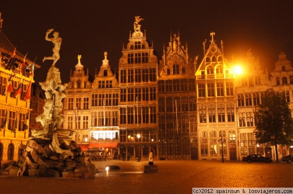 Grote Markt de noche - Amberes
Iluminacion de la plaza de Grote Markt durante la noche. La plaza tiene una animada vida nocturna.
