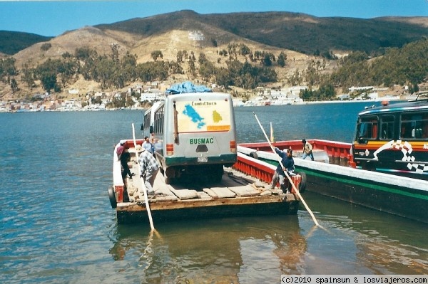 Estrecho de Tiquina - Lago Titicaca
Autobuses cruzando soibre balsas el Estrecho de Tiquina, Lago Titicaca, en la carretera que une Copacabana con La Paz (Bolivia).
