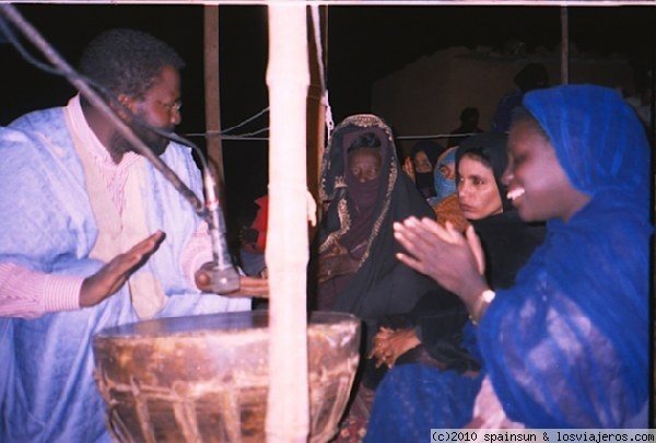 Boda Saharaui - Campamentos de Refugiados de Tindouf
Boda en el campamento de refugiados. Durante la celebración, que dura semanas, se sacrifican animales, se baila y se canta, mientras los novios juegan a un extraño de buscarse y esconderse, mas bien inocente y tímido.
