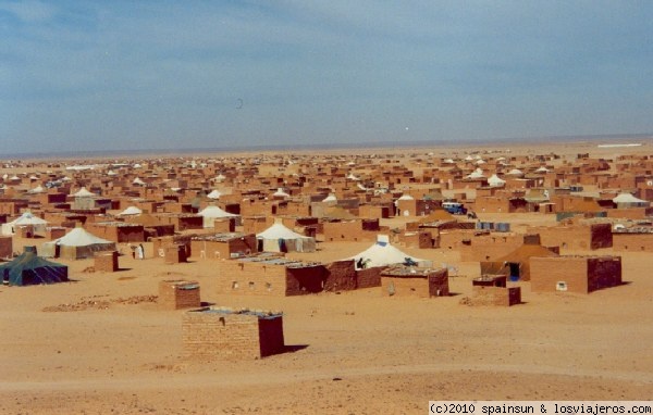 Campamentos Saharauis - Tindouf
Campamentos saharauis cerca de Tindouf. Aquí, bajo el sol mas duro del Sahara, sobreviven varios cientos de miles de refugiados de la excolonia española, ocupada por Marruecos.
