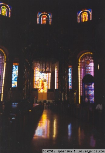 Interior de la Basilica de Yamoussoukro
Interior de Nuestra Señora de la paz, la basílica de Yamoussoukro. Las vidrieras fueron encargadas en Francia, la cruz es de oro macizo, los bancos de maderas nobles...
