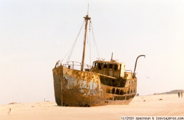 Barco encallado
La costa del desierto del Sahara presenta numerosos barcos encallados como este, fantasmas en medio de la nada.
