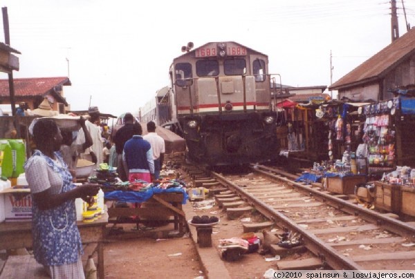 Tren atravesando el mercado de Kumasi
EL mercado de Kumasi es el mas grande de toda África del Oeste. Las vías lo atraviesan y los puestos de venta se levantan y se vuelven a plantar, detrás del tren.
