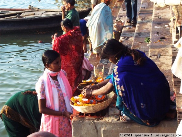 Ofrendas en el Ganges
Ofrendas por la mañana temprano en el rio Ganges a su paso por Benarés.

