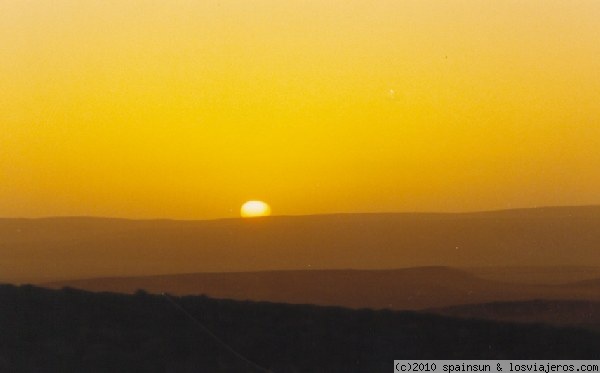 Guelb er Richat
El Guelb er Richat es un conjunto de cráteres concéntricos en medio del Sahara. El diámetro exterior de la estructura es de unos 40 km. La foto está tomada al atardecer en el centro.
