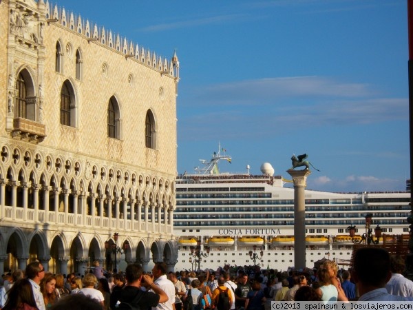 Crucero Costa Fortuna saliendo de Venecia
Luego dirán que no se acercaban a la costa.
