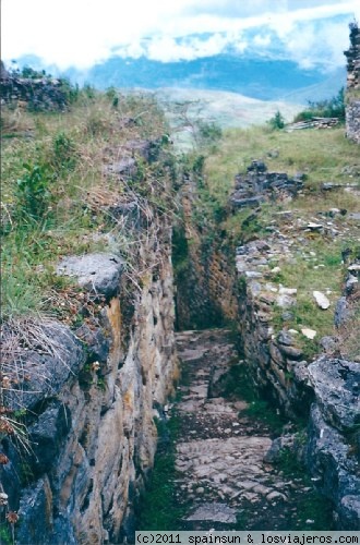 Entrada a Kuelap
Una de las tres entradas de la ciudad, vistas desde arriba. La ciudad de la cultura de los indios chachapoyas fue tomada por los incas, antes de la llegada de los españoles.
