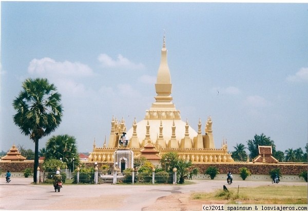 Gran Stupa - Vientiane
La gran estupa no es un diseño de Laos... sino francés. Los ciudadanos de Vientiane incluso lo llegaron a considerar un insulto colonialista... hasta que le tomaron cariño y hoy es el símbolo religioso mas querido de la capital.
