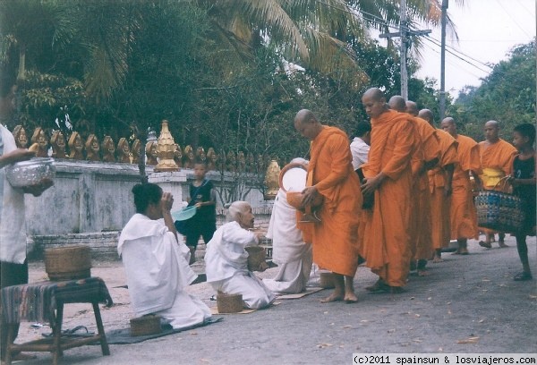 Procesión de monjes budistas mendigando la comida - Luang Prabang
Los monjes budistas tiene por obligación mendigar lo que comen todas las mañanas. En Luang Prabang al ser un lugar con muchos monasterios, no siempre las limosnas llegan para todos. Al amanecer los monjes salen en procesión.
