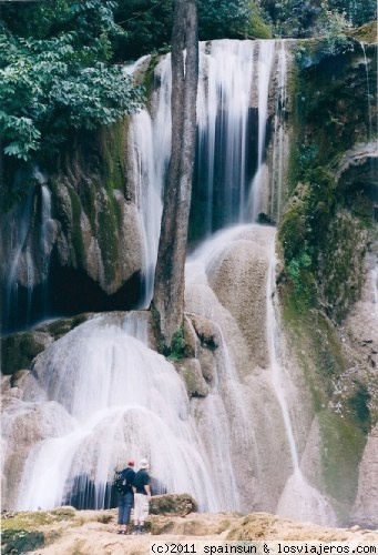 Cataratas de Tat Kuang Si
Estas cataratas se hacen en una cómoda excursión desde Luang Prabang. Laos es un país con numerosas montañas y ríos, por lo que las cataratas son bastante frecuentes.
