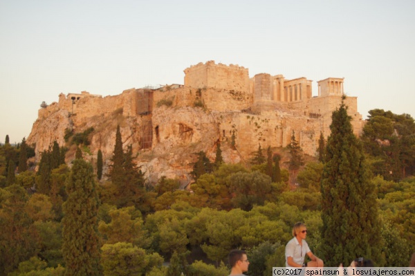 Atardece en la Acrópolis de Atenas
Subimos a un mirador cercano a ver atardecer en la Acrópolis. Muchísima gente para ver el espectáculo, con Atenas a nuestros pies.
