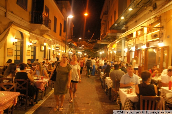 Vida nocturna de Atenas
Esos dias de calor, la vida nocturna incluso aumenta en barrios como Monastiraki o Plaka.
