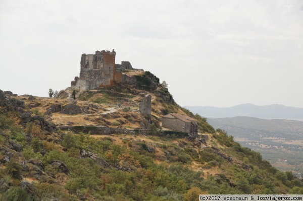 Castillo de Trevejo, Sierra de Gata, Cáceres
Castillo de Trevejo, dominando un bonito valle de la Sierra de Gata.
