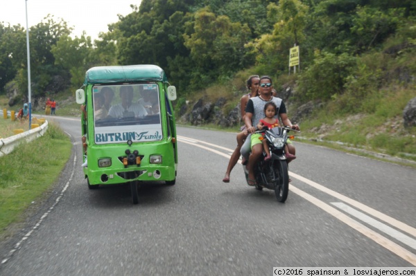 5 pasajeros en una moto en Cebu, Filipinas
Camino de Oslob apunto de ser adelantados por una moto con 5 pasajeros. Hasta hoy mi record.
