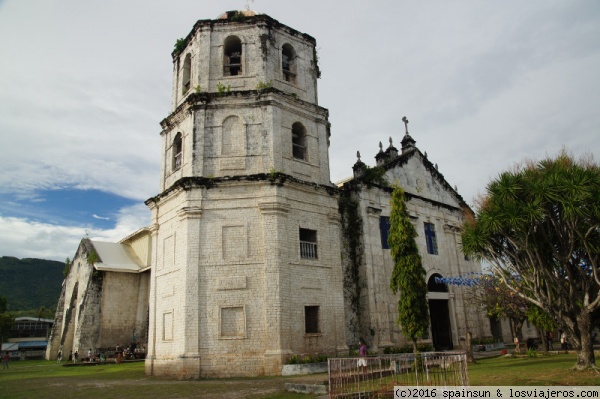 Iglesia de Oslob - Isla de Cebu
Iglesia colonial de Oslob (todavia tiene el escudo real en el frontal).

