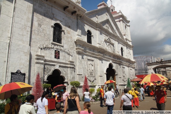 Basilica del Santo Niño - Cebu
La Basilica del Santo Niño es el lugar donde se puede captar el fervor de la gente de Cebu. La figura se cree que fue regalada por Magallanes al jefe local.
