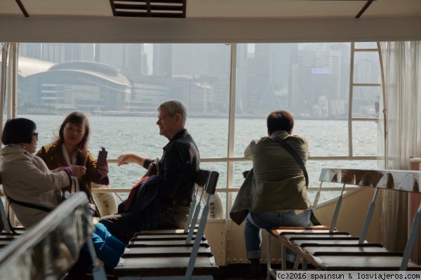 Cruzando en ferry del continente a las Isla de Hong Kong
El viejo ferry de madera tiene su encanto y ademas esta tirado de precio.
