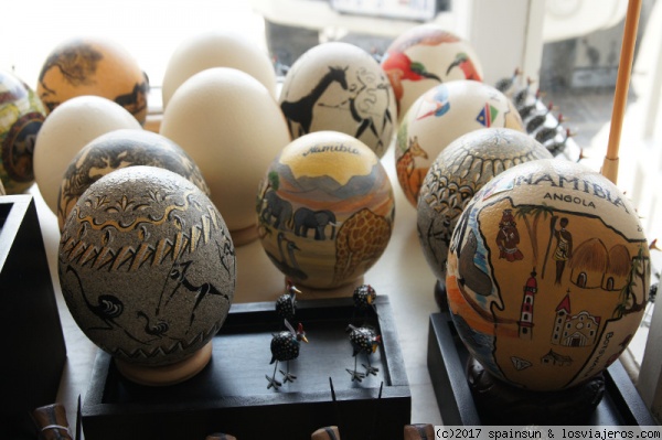 Artesania en Swakopmund
Huevos de avestruz pintados en una tienda de Swakopmund
