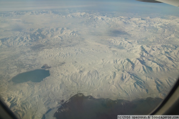 Lago Urmia y Lago Hasanlo - Irán
Lago Urmia y Lago Hasanlo vistos desde el avión, con las montañas completamente nevadas
