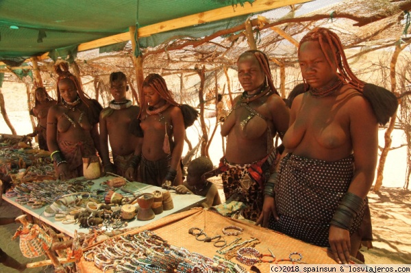 Tribu himba vendiendo artesanía a las afueras de Uis - Damaraland
Puestos de artesanía de la etnia himba a las afueras de Uis al borde de la carretera C-35
