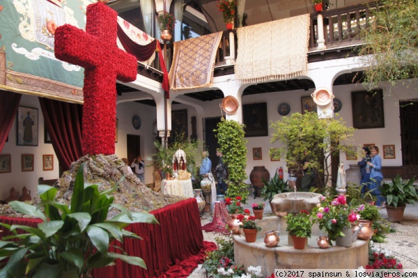 Cruces de Mayo en Granada 2017 - Albaicín
Cruz de este año en San Juan de los Reyes en el barrio del Albaicín, frente a la Alhambra.
