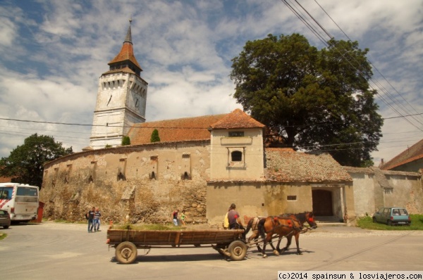 Iglesia fortificada y carro - Transilvania
Una iglesia fortificada y un carro, todavia ampliamente presente en el mundo rural de Rumania.
