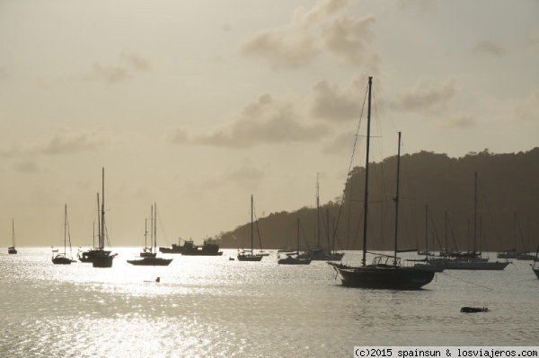 Barcos en la bahía al atardecer -Portobelo- Colón
Barcos de vela en la bahía de Portobelo.
