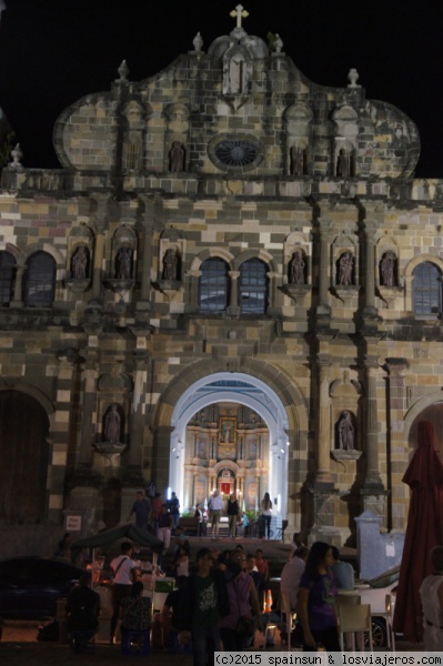 Fachada de la Catedral de Panamá con el altar mayor al fondo
Fachada de la Catedral la noche del Jueves Santo, con las puertas abiertas de par en par y el altar mayor al fondo.
