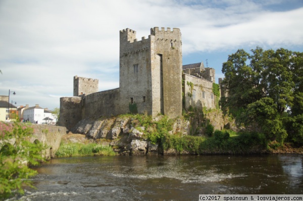 Castillo de Cahir, Tipperary, Este de irlanda
El imponente Castillo de Cahir, dominando el río Suir y también famoso por servir de escenario para la película Excalibur (1981).
