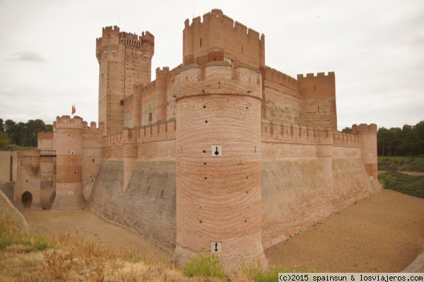 Castillo de La Mota - Medina del Campo - Valladolid
La Mota fue un castillo muy avanzado para su época, con notables mejoras militares que sirvieron de modelo para futuros castillos. Sobre este importante fuerte hizo grandes mejoras Isabel la Católica.
