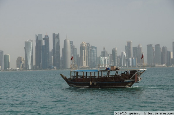 Barco tradicional y el Skyline de Doha al fondo
Barco tradicional (Dhow) y el Skyline de la ciudad de Doha al fondo
